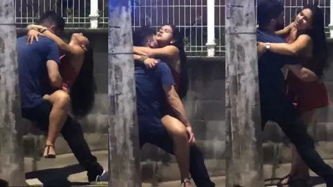 Casal fodendo na rua encostado no poste com a vizinhança vendo