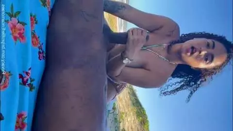 Novinha Erica Moares pagando boquete em negão dotado na praia